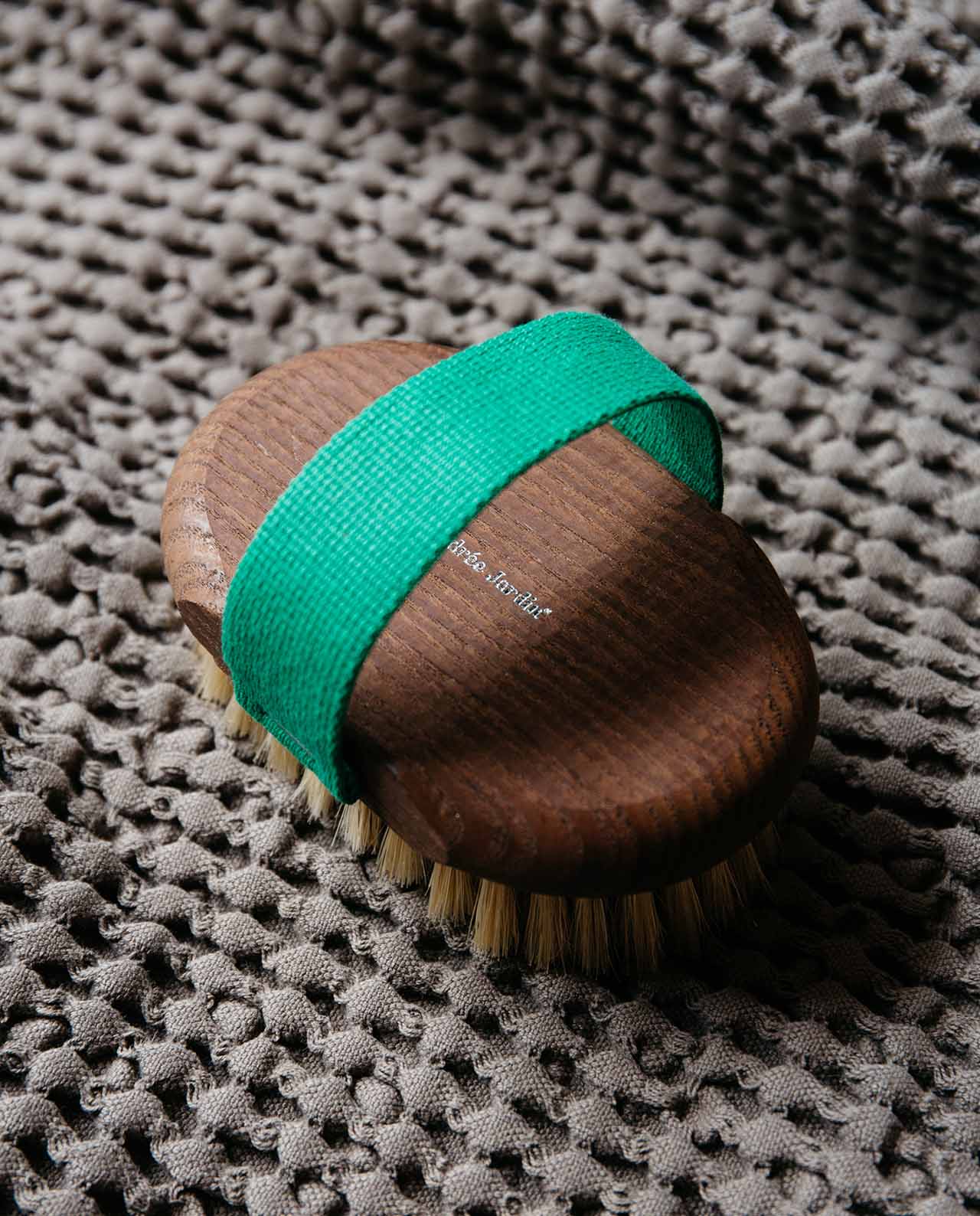 marché commun andrée jardin brosse corps massage à sec bois frêne sangle verte fabriquée en France