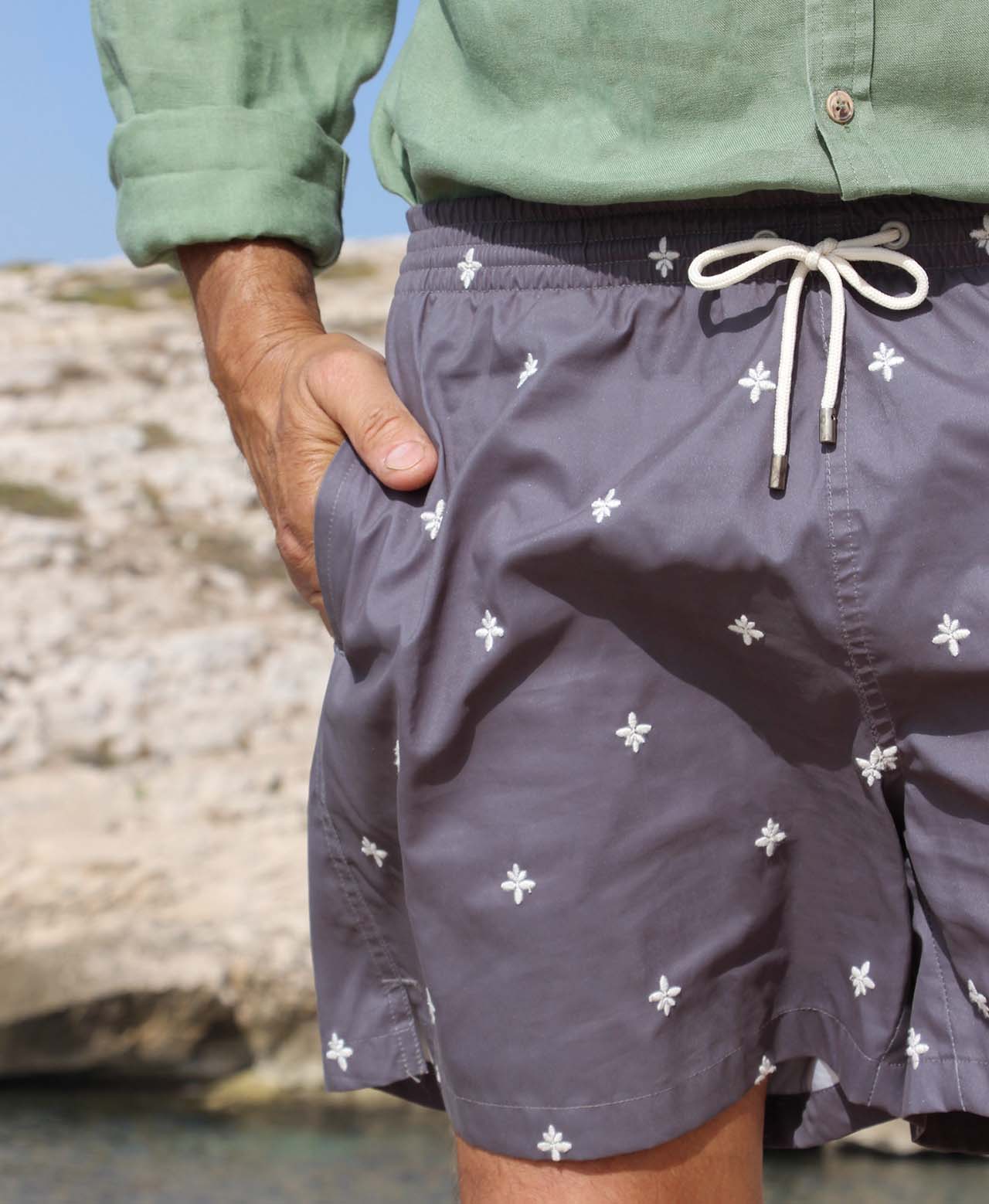 marché commun calanque swimwear maillot de bain homme polyester recyclé brodé éco-responsable éthique gris indianaires