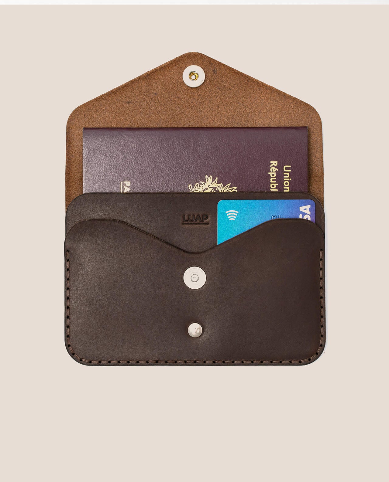marché commun luap porte passeport cuir tannage végétal accessoire maroquinerie voyage responsable fabriqué en France marron foncé
