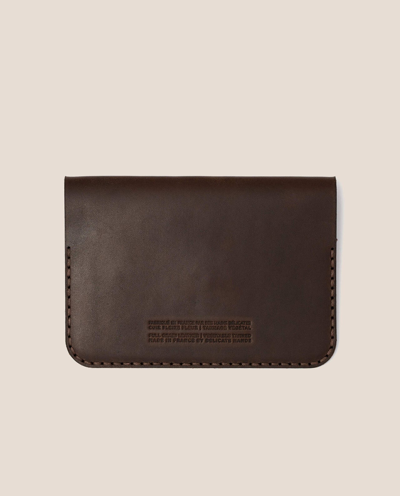 marché commun luap porte passeport cuir tannage végétal accessoire maroquinerie voyage responsable fabriqué en France marron foncé