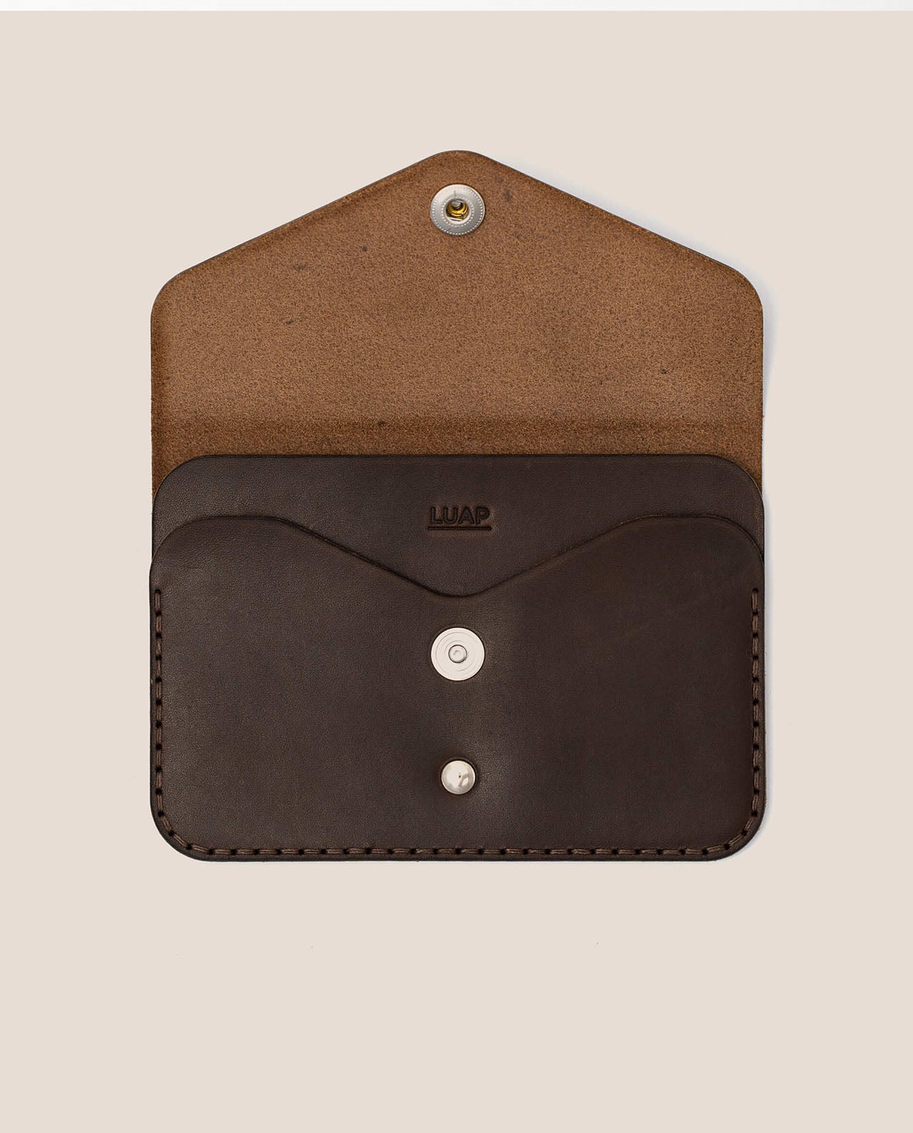 marché commun luap porte passeport cuir tannage végétal accessoire maroquinerie voyage responsable fabriqué en France marron foncé