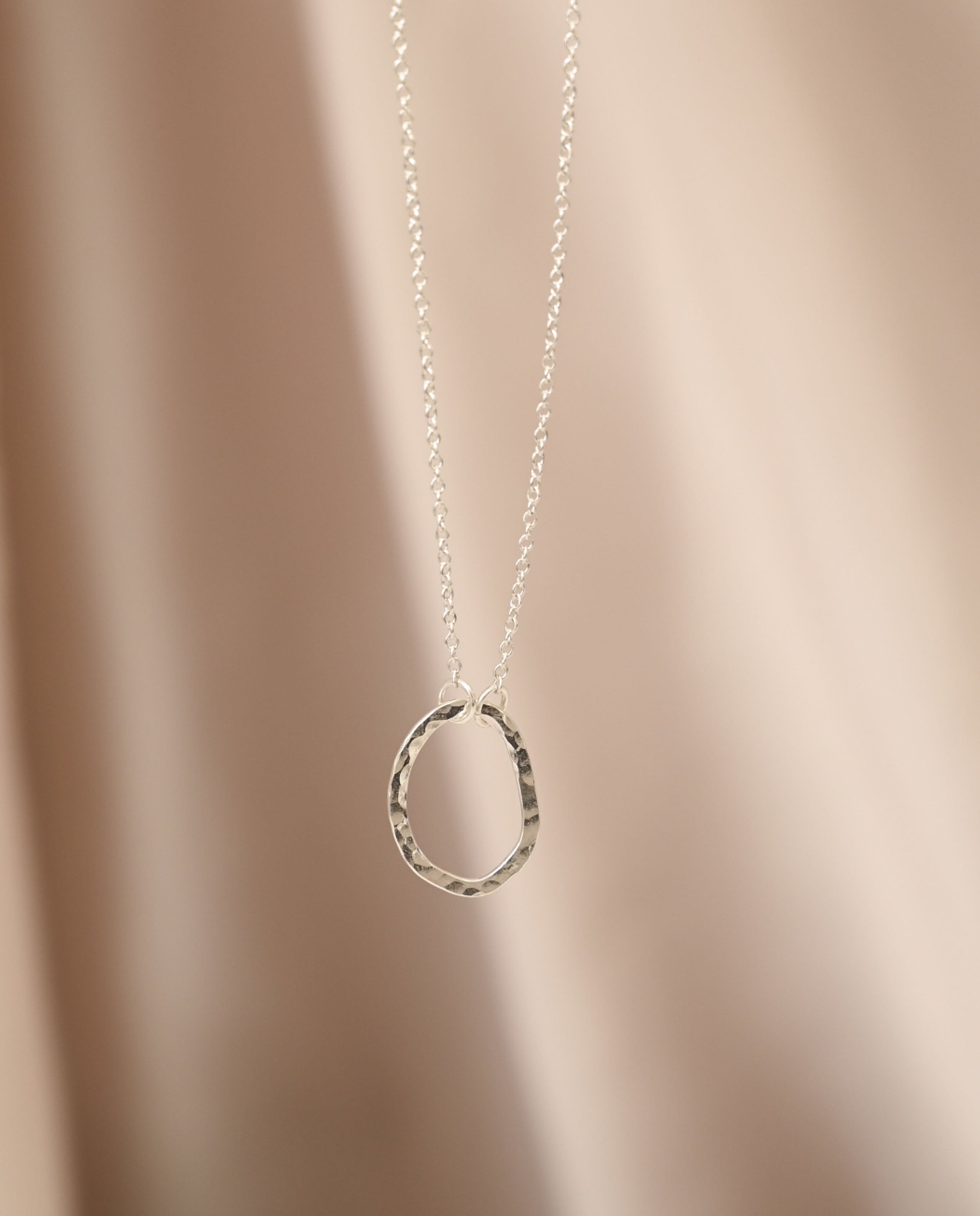 marché commun wild fawn jewellery collier pendentif oval argent martelé recyclé ethique