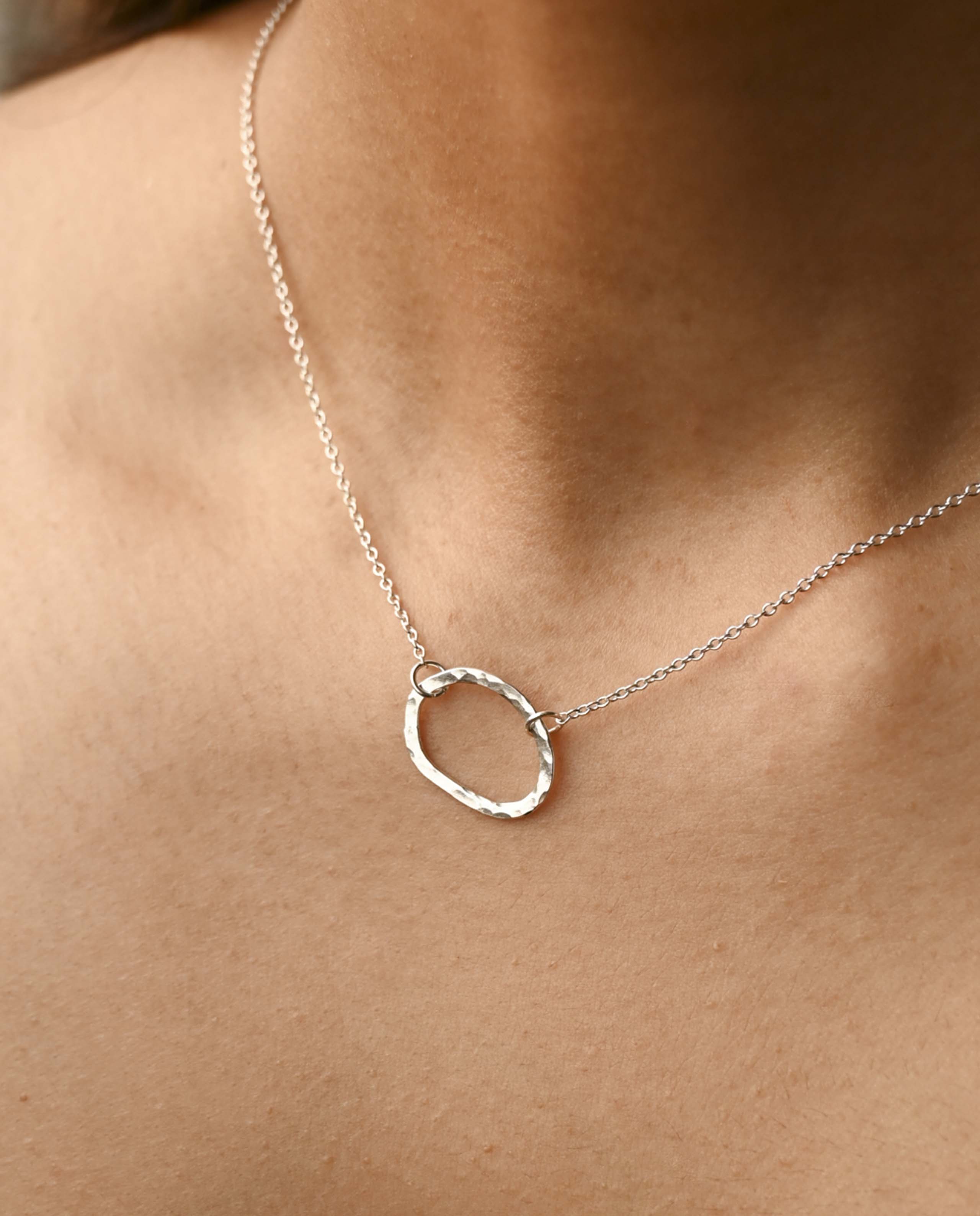 marché commun wild fawn jewellery collier pendentif oval argent martelé recyclé ethique