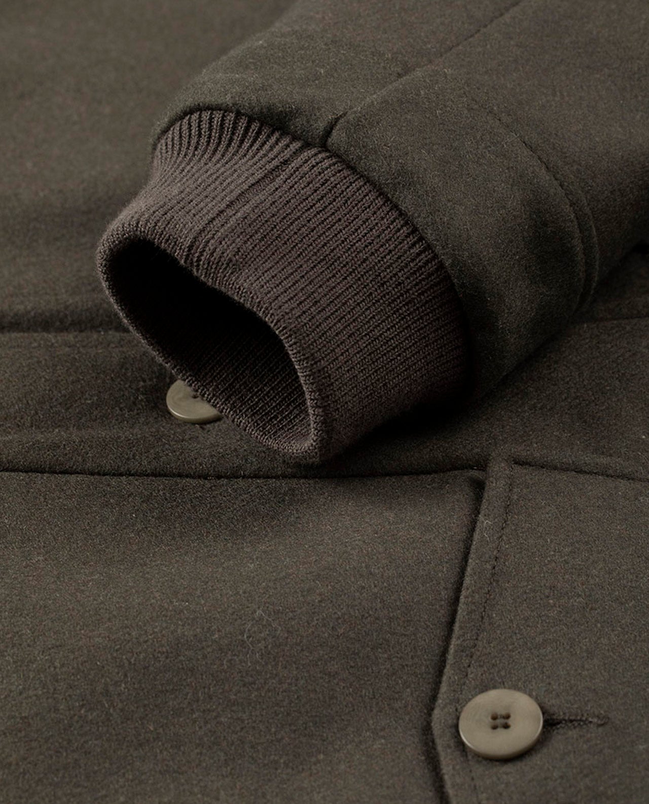 marché commun noyoco veste homme boutonnée laine cachemire recyclés kaki éco-responsable éthique fabriquée en Europe