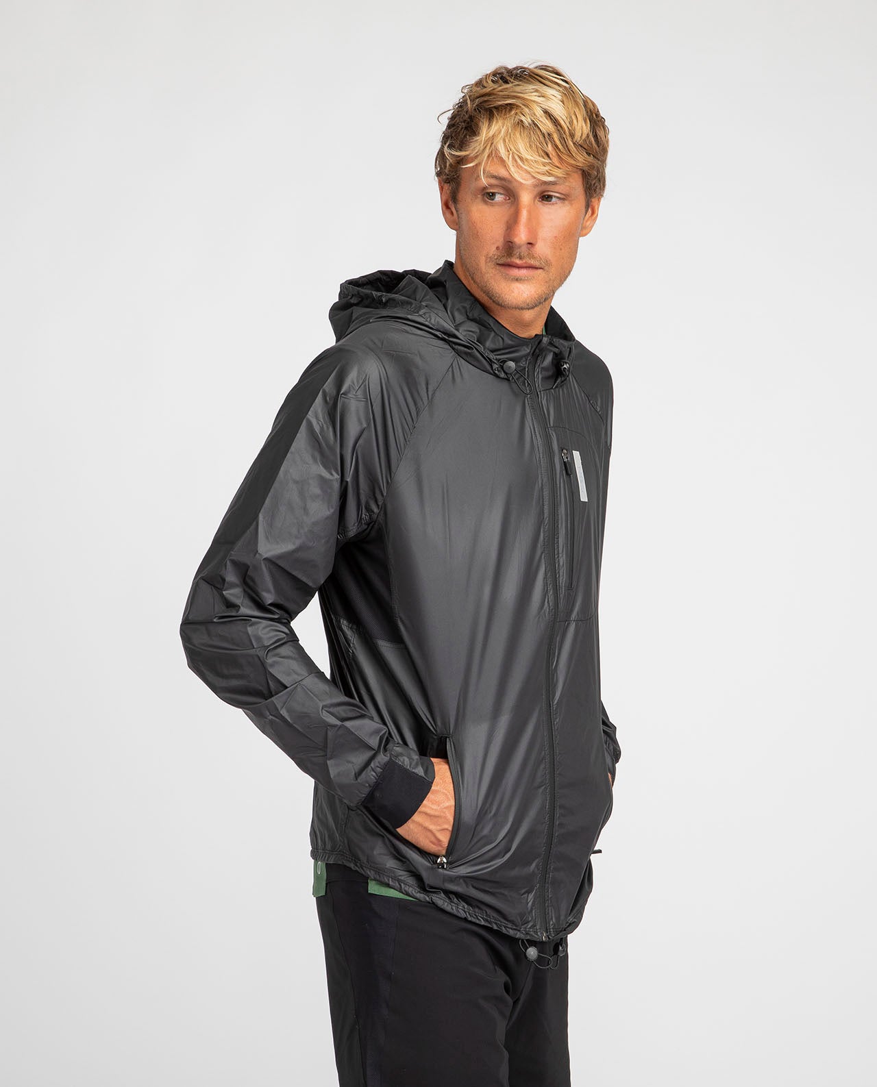 marché commun nosc veste de sport homme coupe vent déperlante recyclée fabriquée en Europe éco-responsable éthique noir