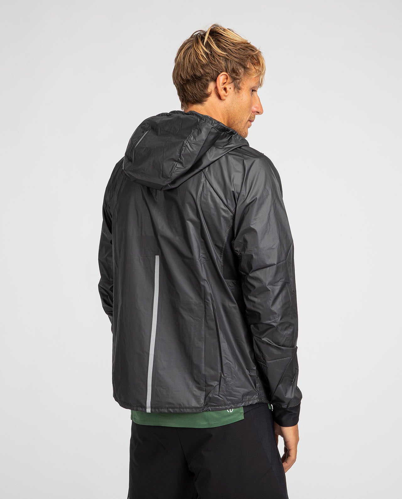 marché commun nosc veste de sport homme coupe vent déperlante recyclée fabriquée en Europe éco-responsable éthique noir
