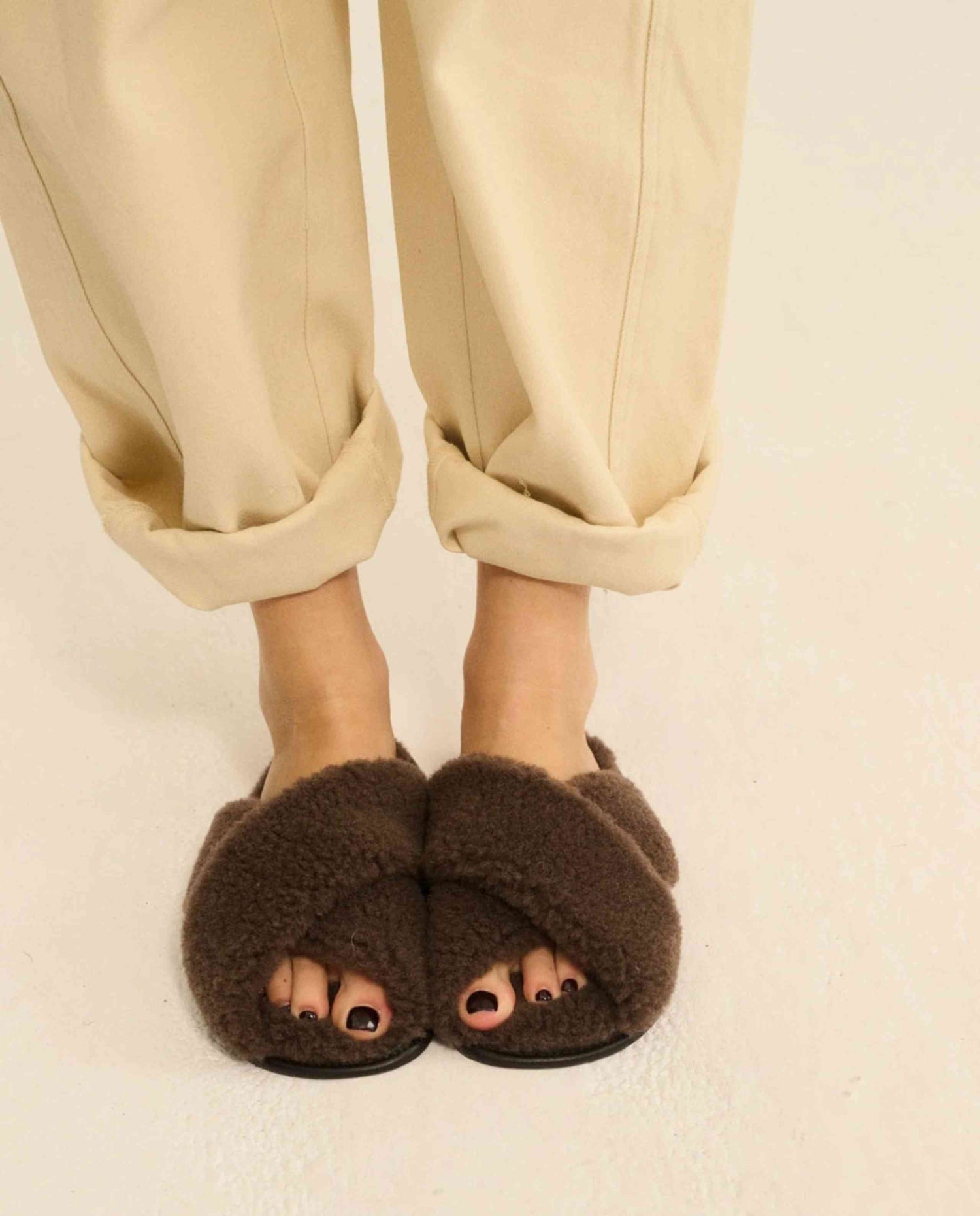 Chaussons ouverts en laine de mouton