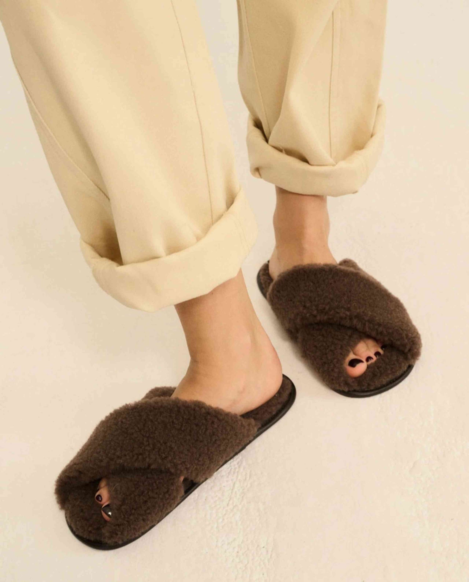 Chaussons ouverts en laine de mouton