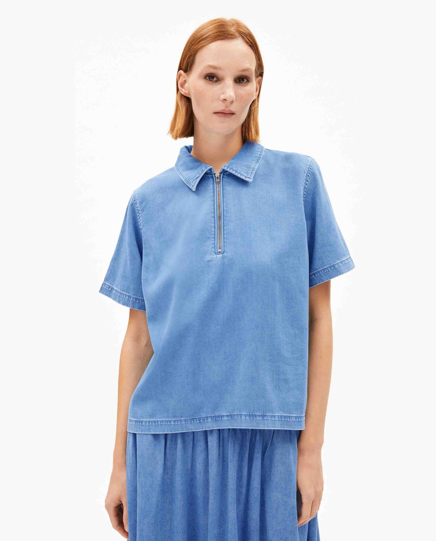 marche commun polo zippe en denim bleu armedangels