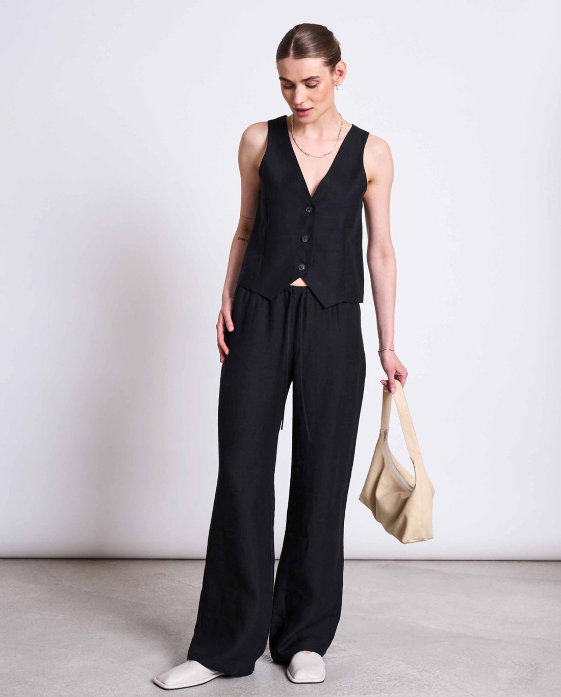 marché commun gilet tailleur sans manches en coton bio noir jan n june