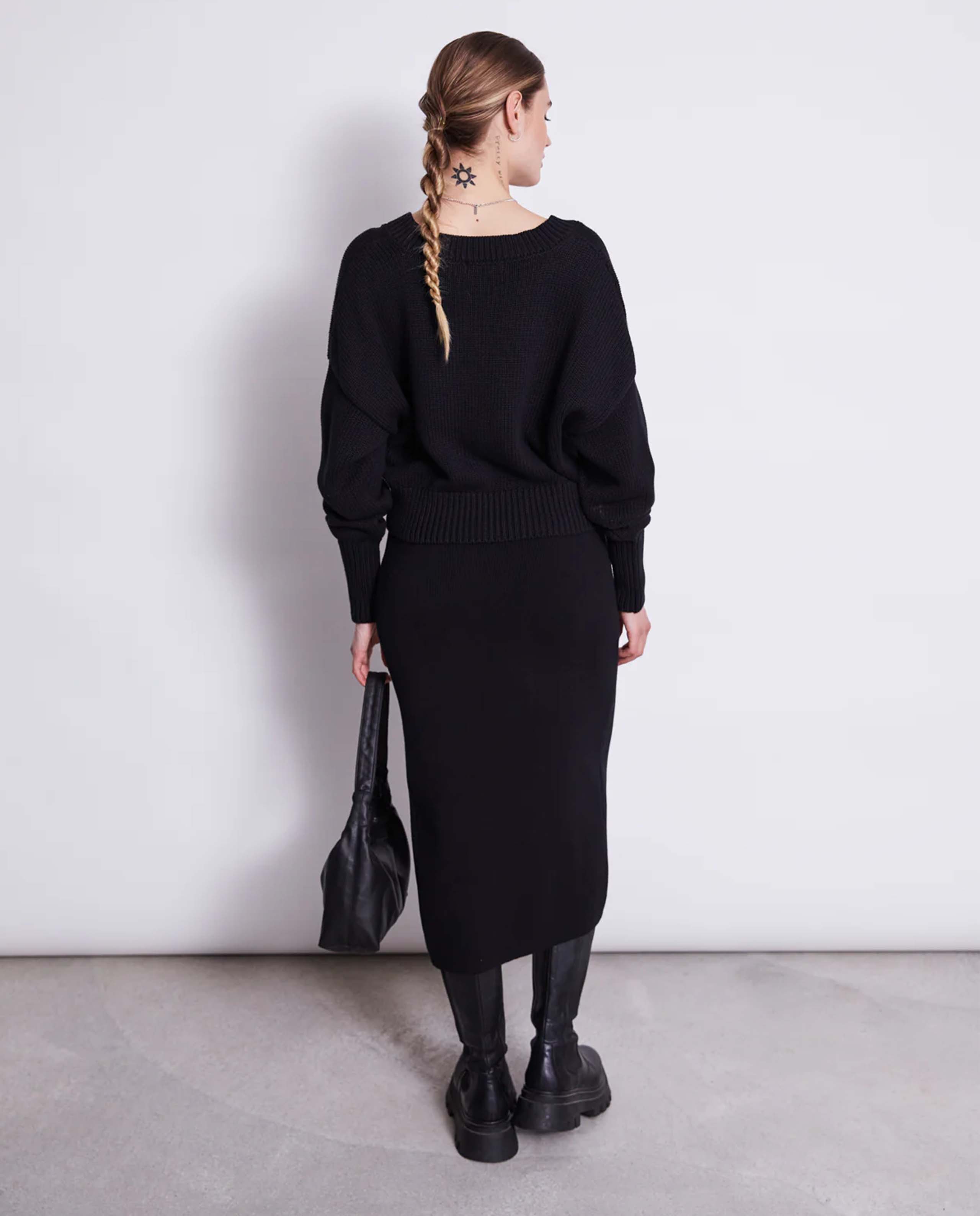 Marché Commun Pull col v oversize court en coton bio noir Jan N June