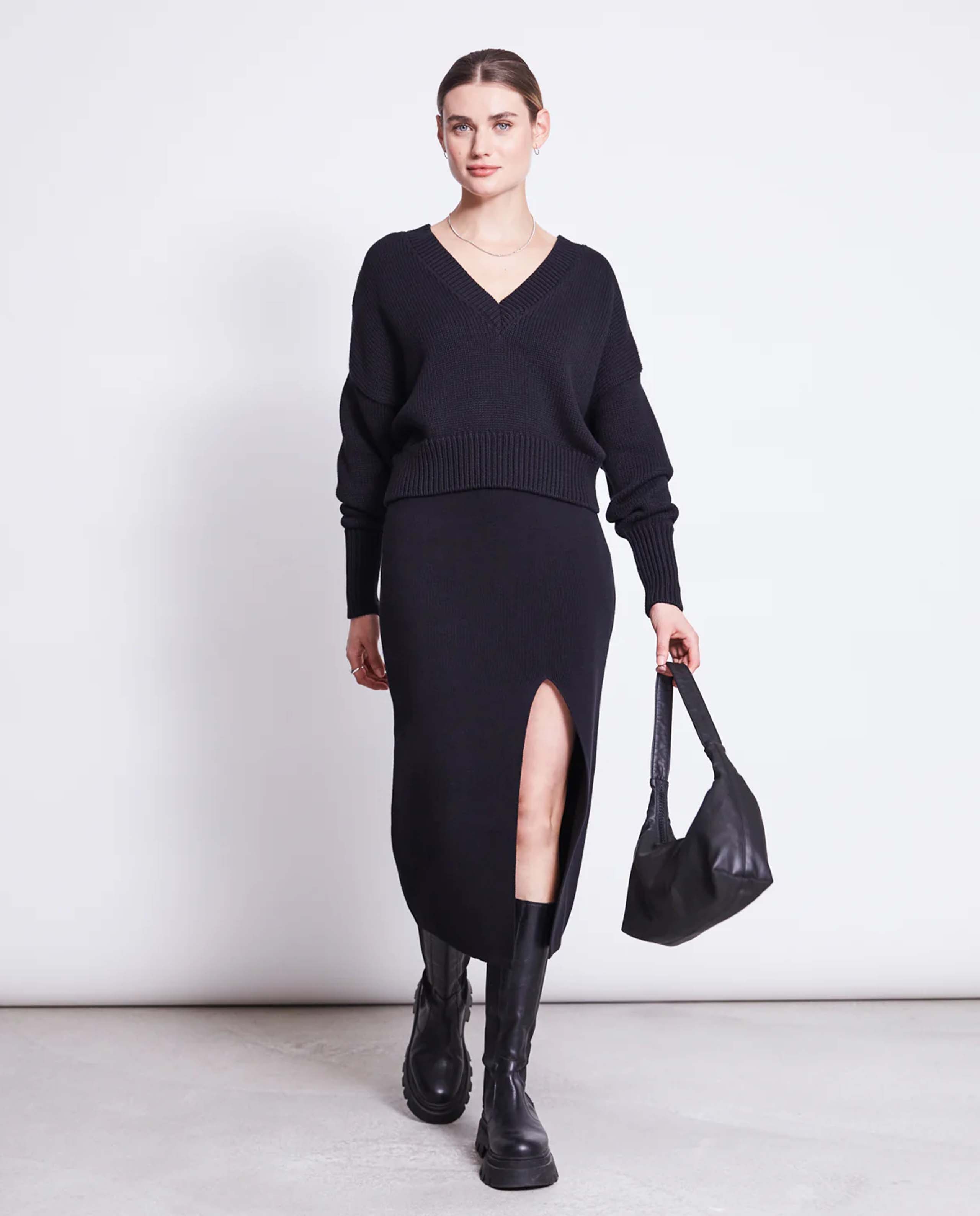 Marché Commun Pull col v oversize court en coton bio noir Jan N June