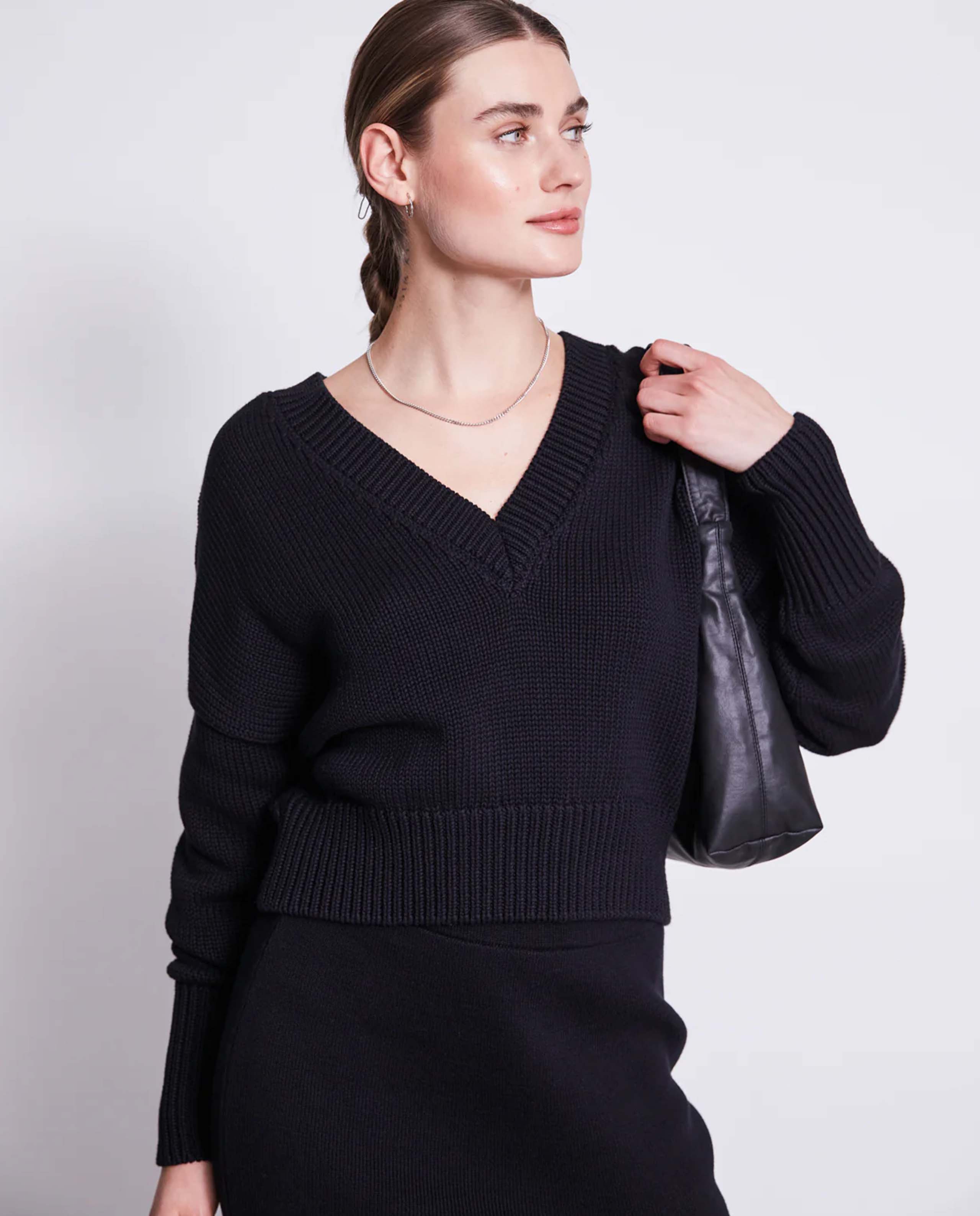 Marché Commun Pull col v oversize court en coton bio noir Jan N June