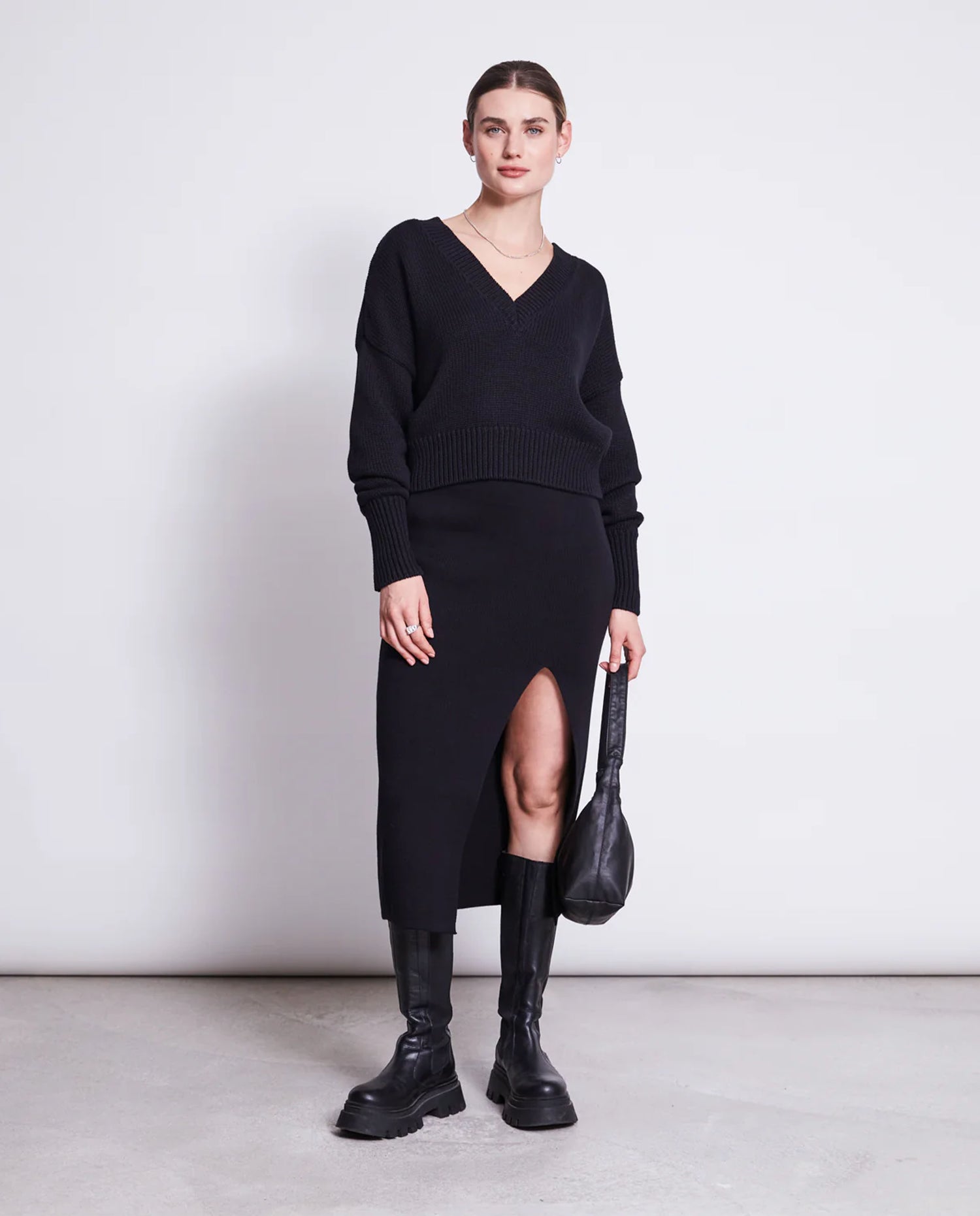 Marché Commun Pull col v oversize court en coton bio noir Jan N June