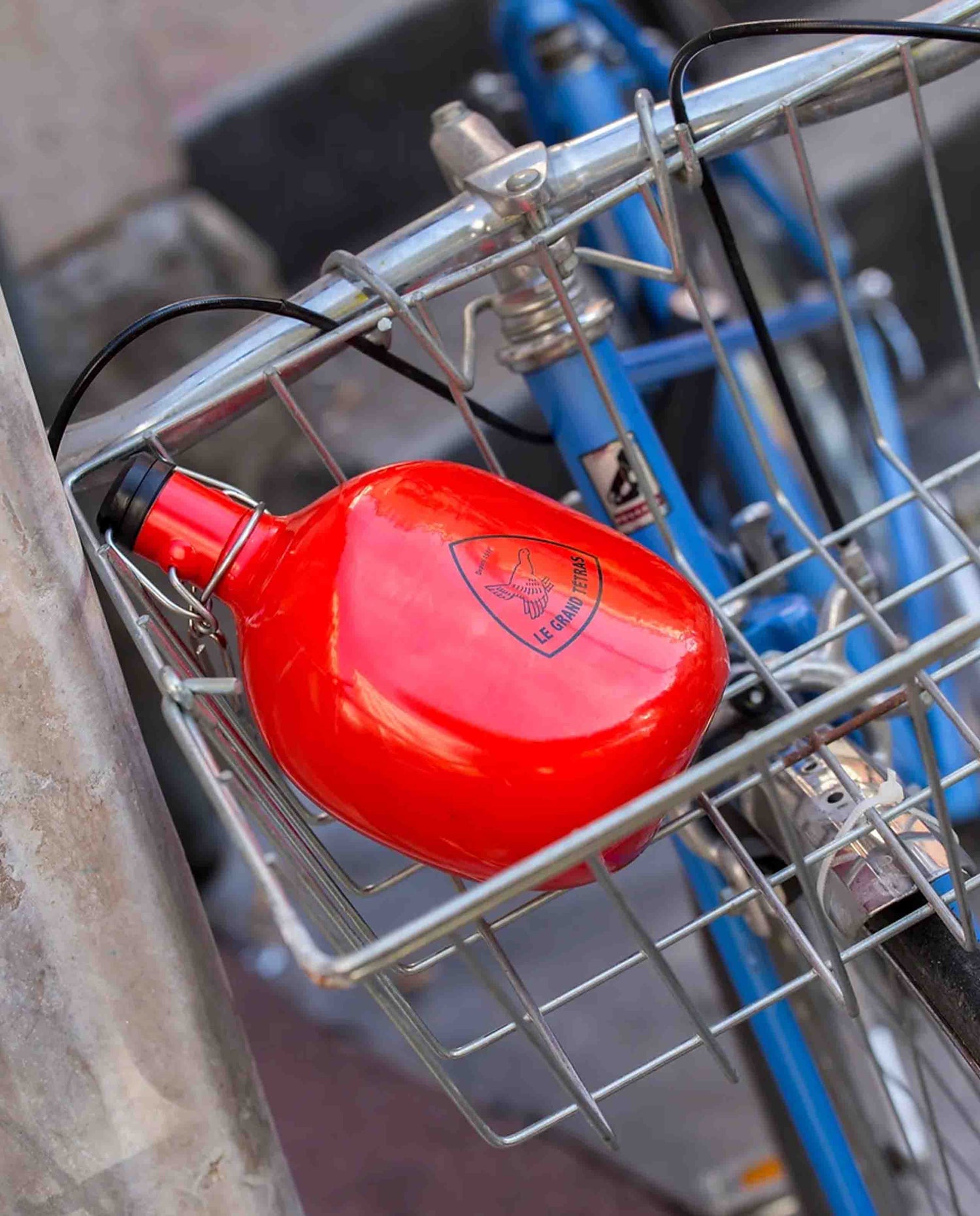 marché commun gourde en aluminium recyclé 1L ovale rouge Le Grand tetras