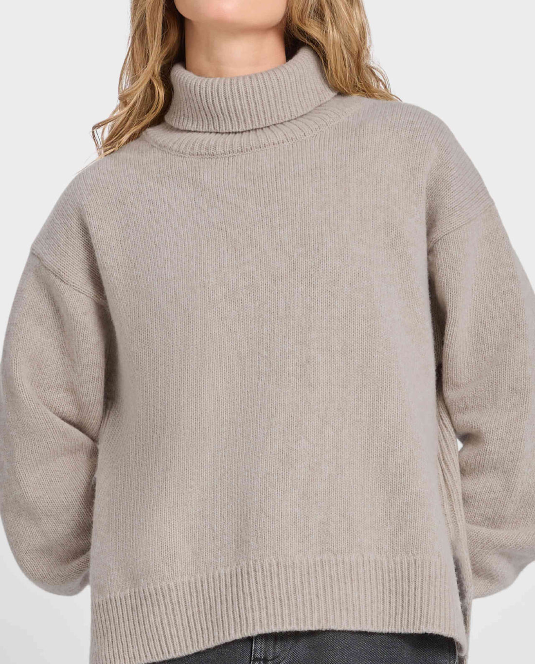 Pull col roulé en maille recyclée