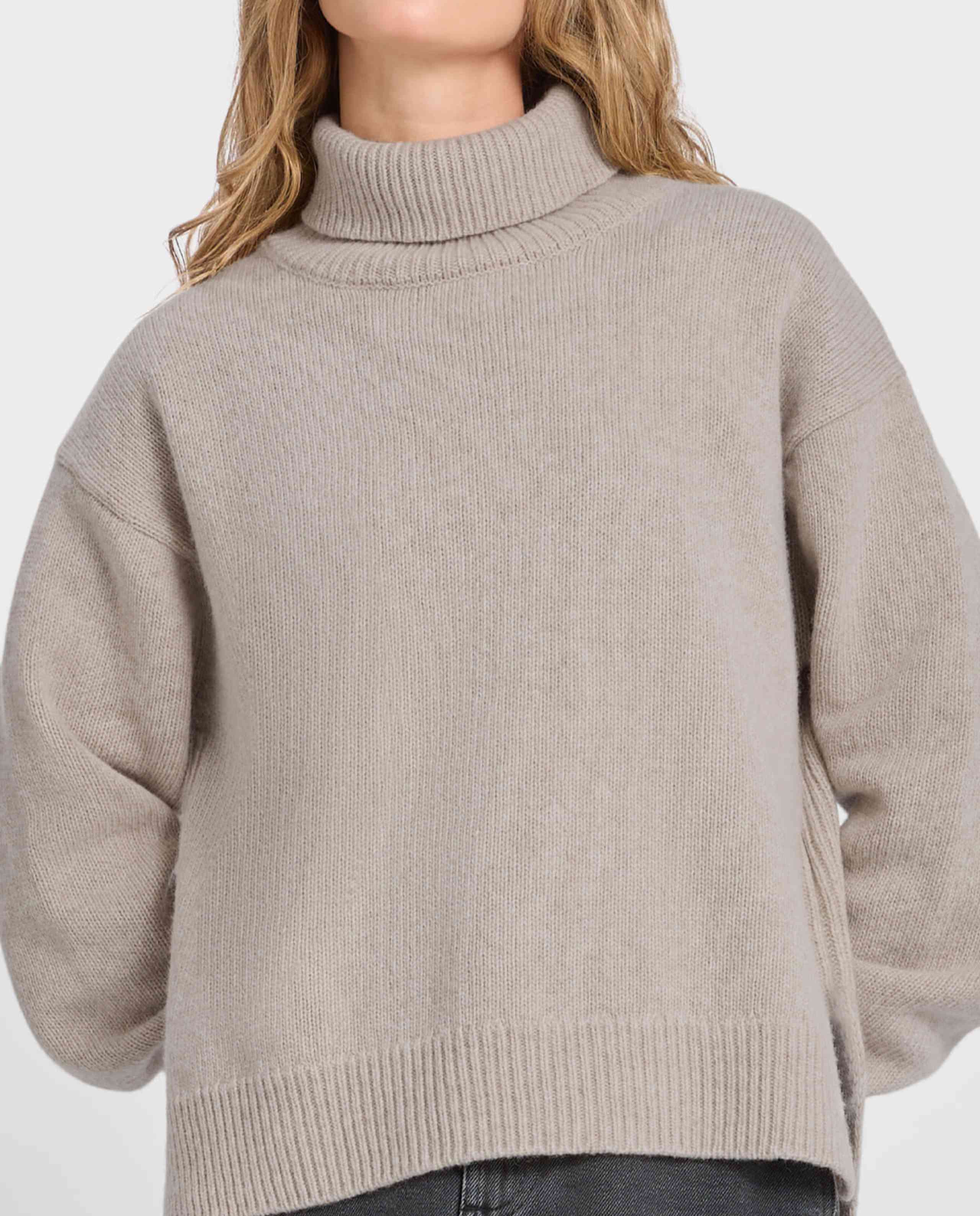 Pull col roulé en maille recyclée