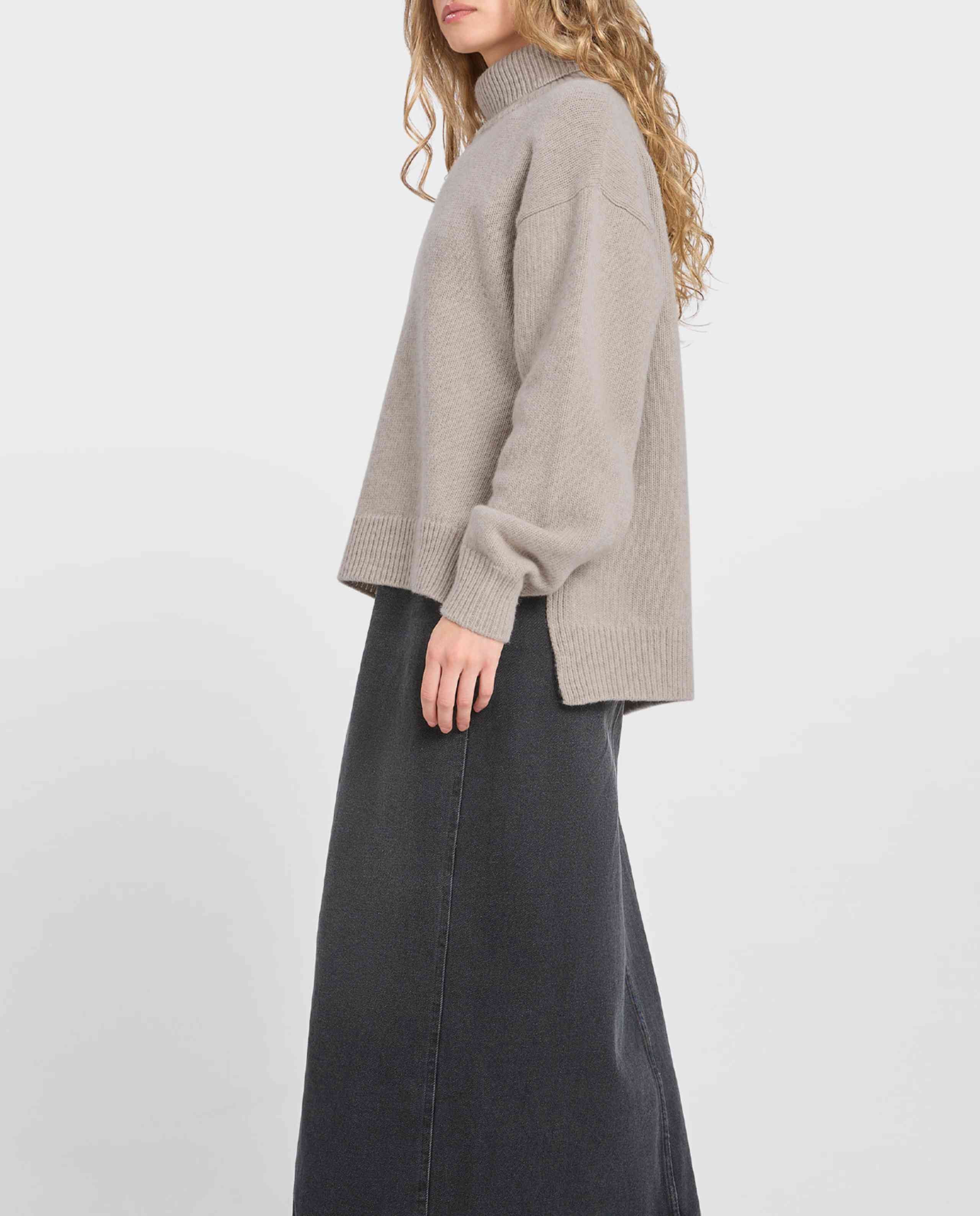 Pull col roulé en maille recyclée
