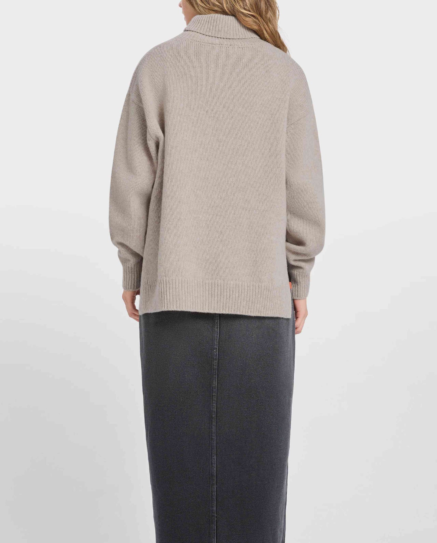 Pull col roulé en maille recyclée