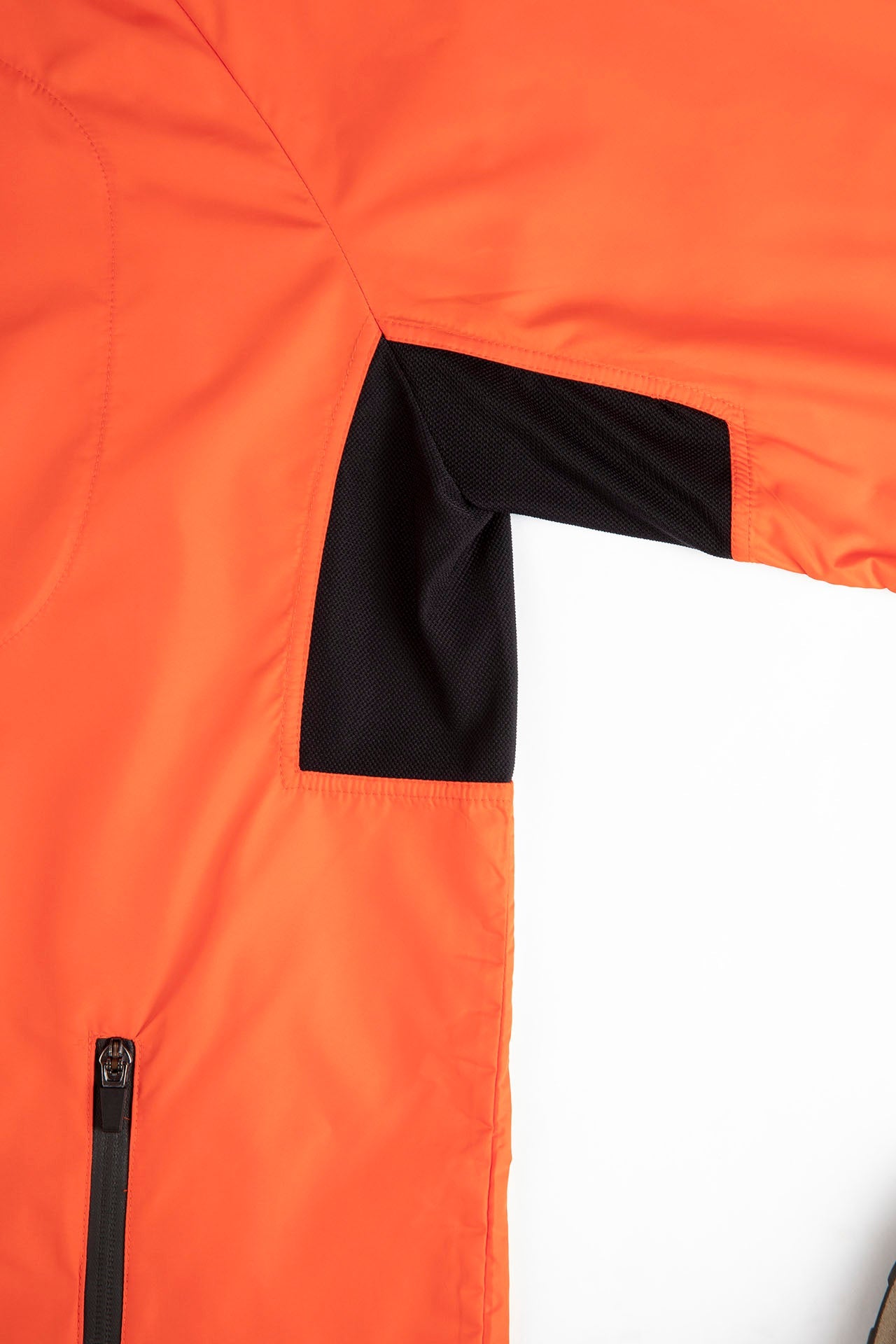 marché commun nosc veste de sport homme coupe vent déperlante recyclée fabriquée en Europe éco-responsable éthique orange