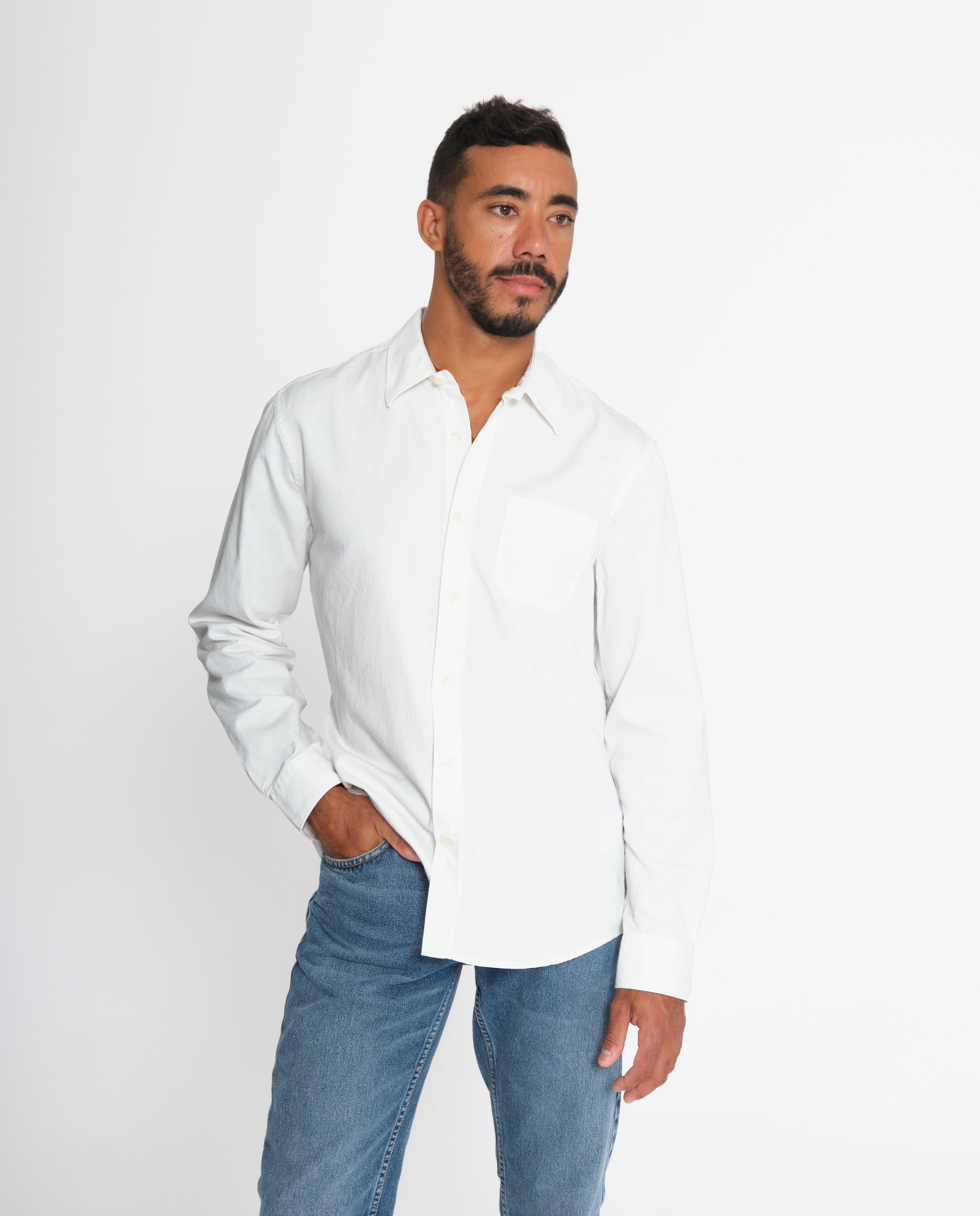 Homme en chemise cheap blanche