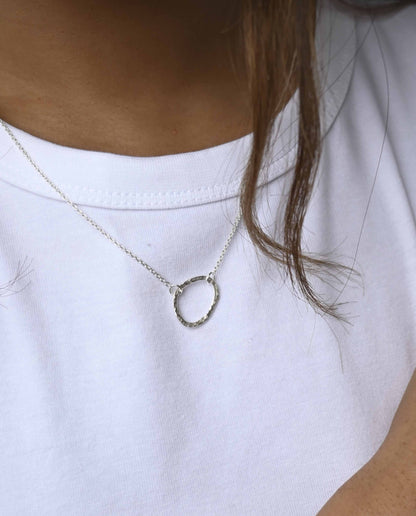 marché commun wild fawn jewellery collier pendentif oval argent martelé recyclé ethique